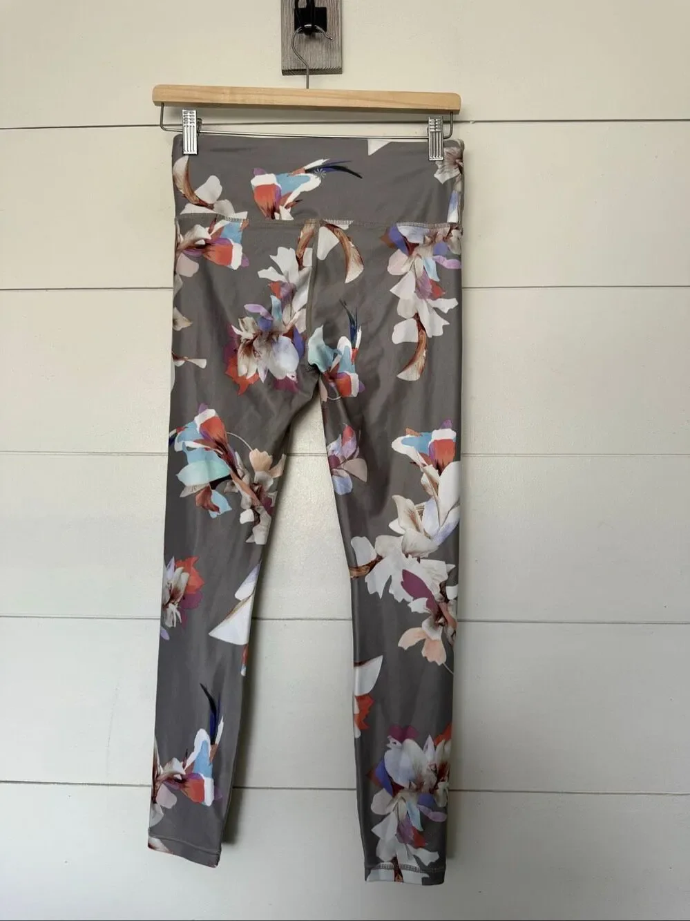 Athleta Women’s Small Grey Floral Chaturanga Crop Leggings Ankle